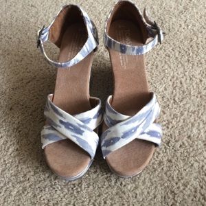 Toms Wedge Sandal with Blue and White Pattern
